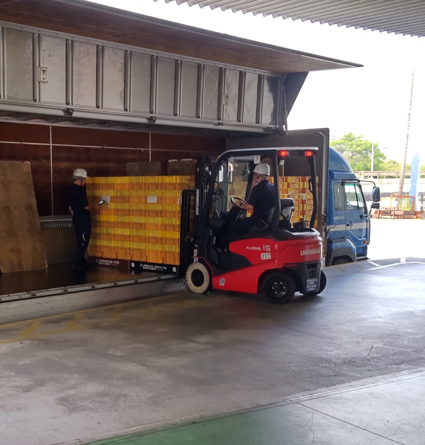 【正社員】工場内フォークリフト作業　通箱の荷受・配送業務イメージ