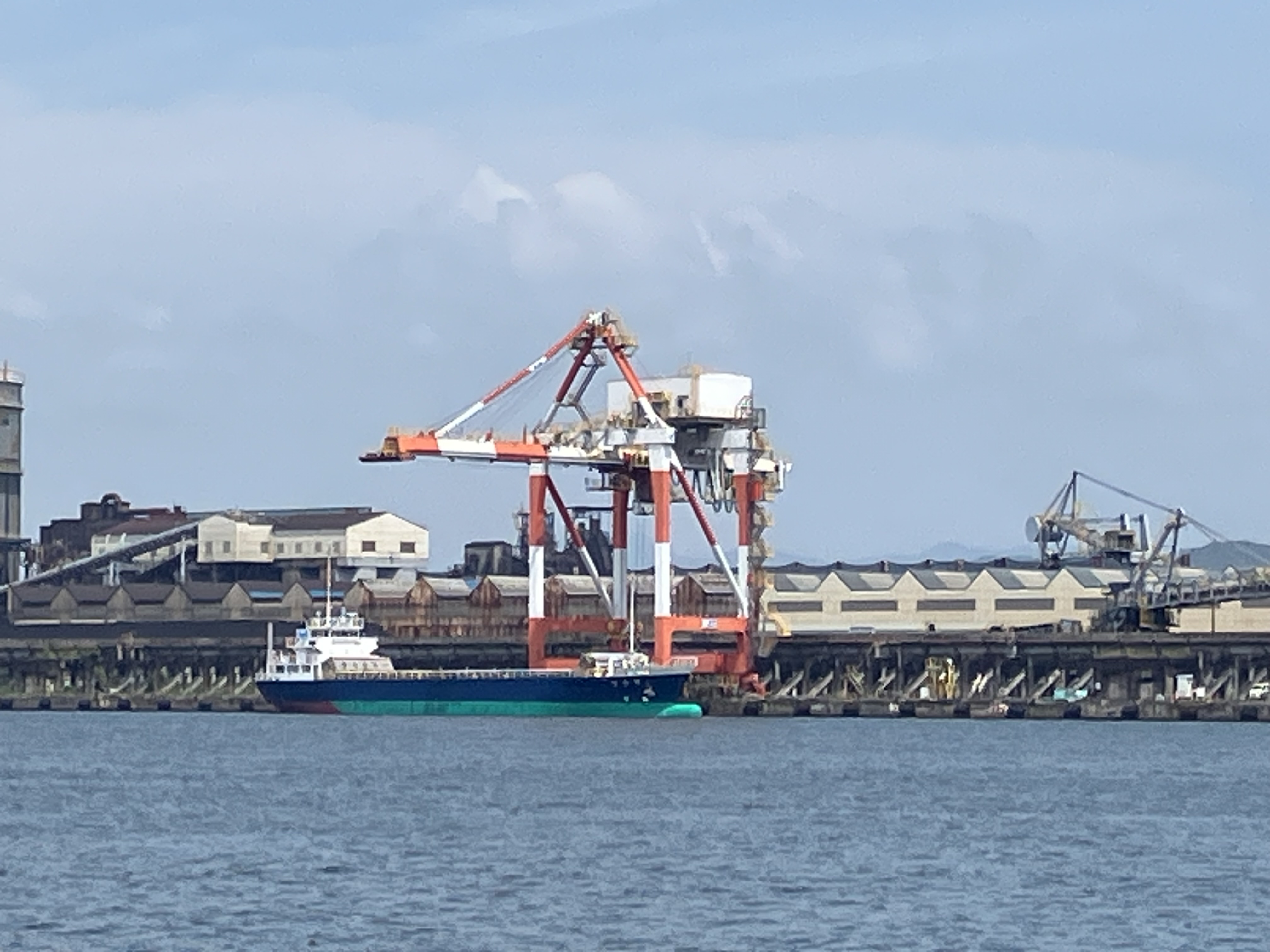 【正社員】製鉄所構内での大型原料クレーン・重機運転イメージ